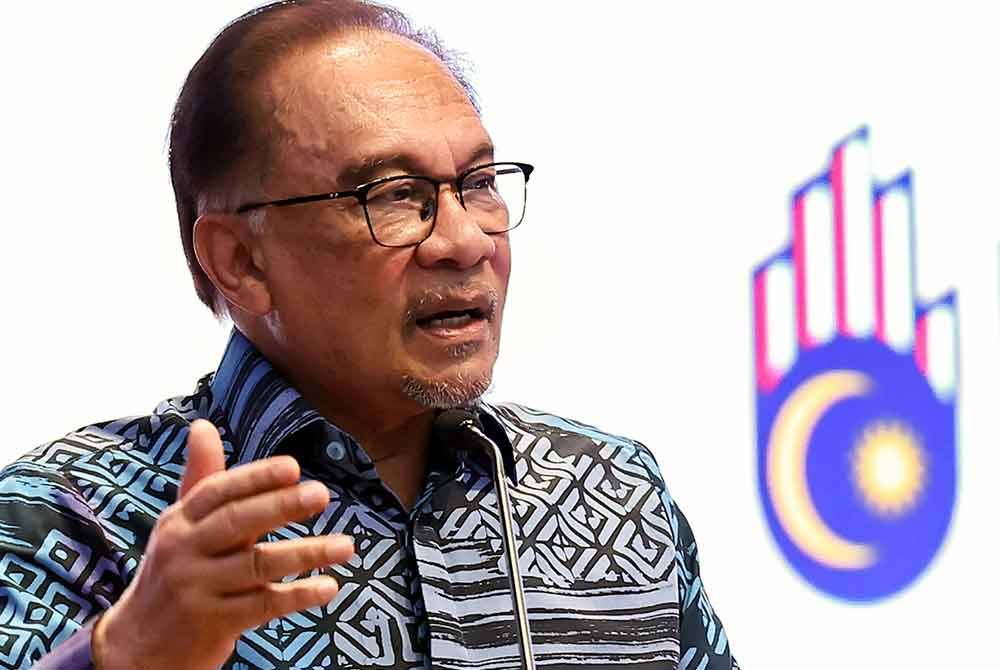 Anwar berucap pada Perhimpunan Bersama Warga Kementerian Kewangan di Putrajaya pada Khamis. Foto Bernama