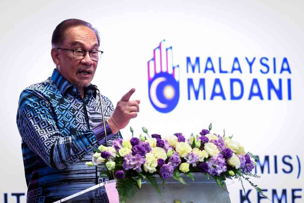 Perdana Menteri Datuk Seri Anwar Ibrahim, yang juga Menteri Kewangan ketika berucap pada Perhimpunan Bersama Warga Kementerian Kewangan di sini pada Khamis. Foto Bernama