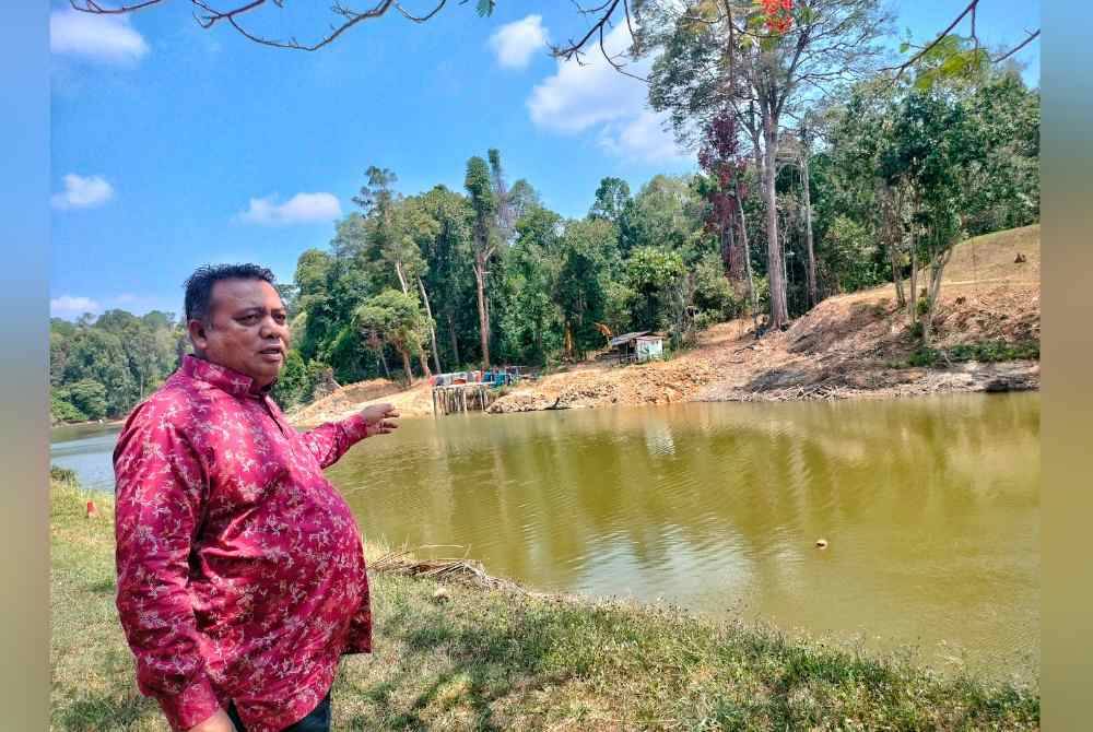 Hameed Mytheen menunjukkan rumah pam sementara kolam alternatif Tasik Ayer Keroh di sini, pada Khamis.