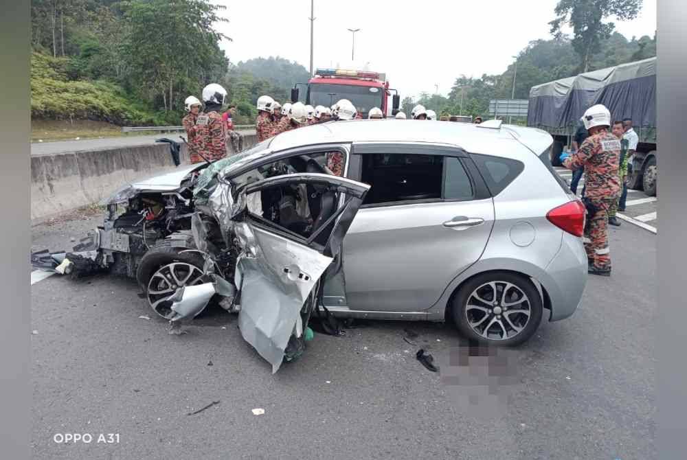 Keadaan kereta dinaiki mangsa selepas terbabit kemalangan dengan sebuah treler di KM 35, Lebuhraya CSR di sini pada Khamis.