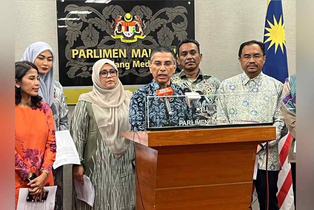 Syed Ibrahim (tengah) ketika sidang akhbar di bangunan Parlimen pada Khamis.