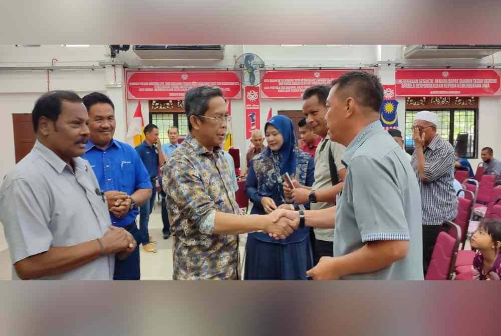 Jalaluddin (tiga dari kiri) ketika hadir pada Majlis Penyerahan Bantuan Fokus Kesejahteraan Rakyat dan Projek Mesra Rakyat Parlimen Jelebu di Kompleks UMNO Jelebu pada Khamis.