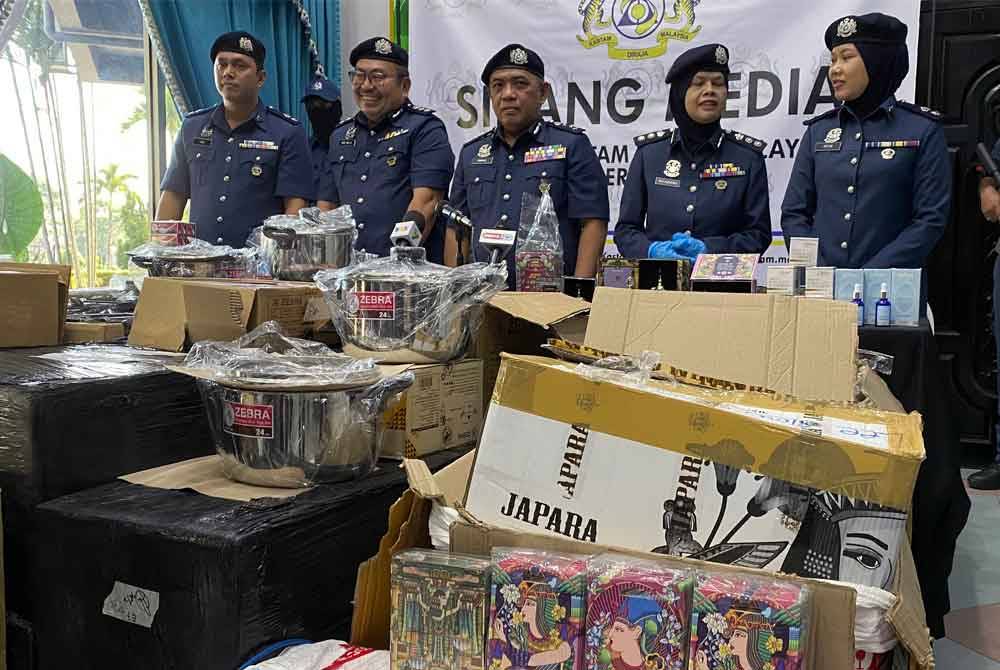 JKDM Perlis merampas barangan kosmetik termasuk minyak wangi dianggarkan bernilai RM51,360 di ICQS Padang Besar pada 12 Mac lalu. - Foto: Bernama