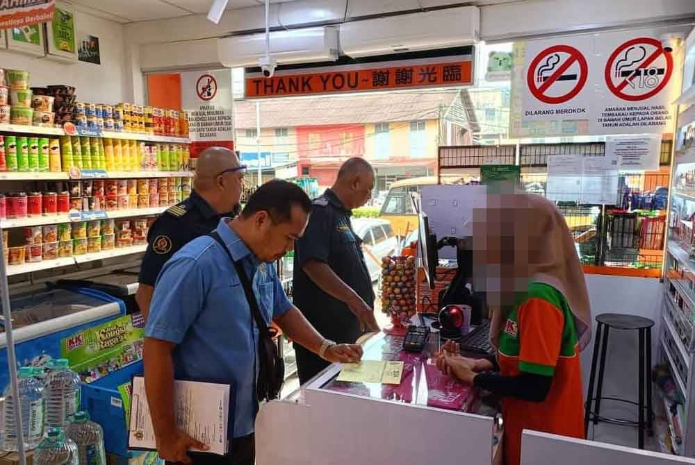 Operasi di salah sebuah kedai serbaneka di Batu Pahat.- Foto MPBP.