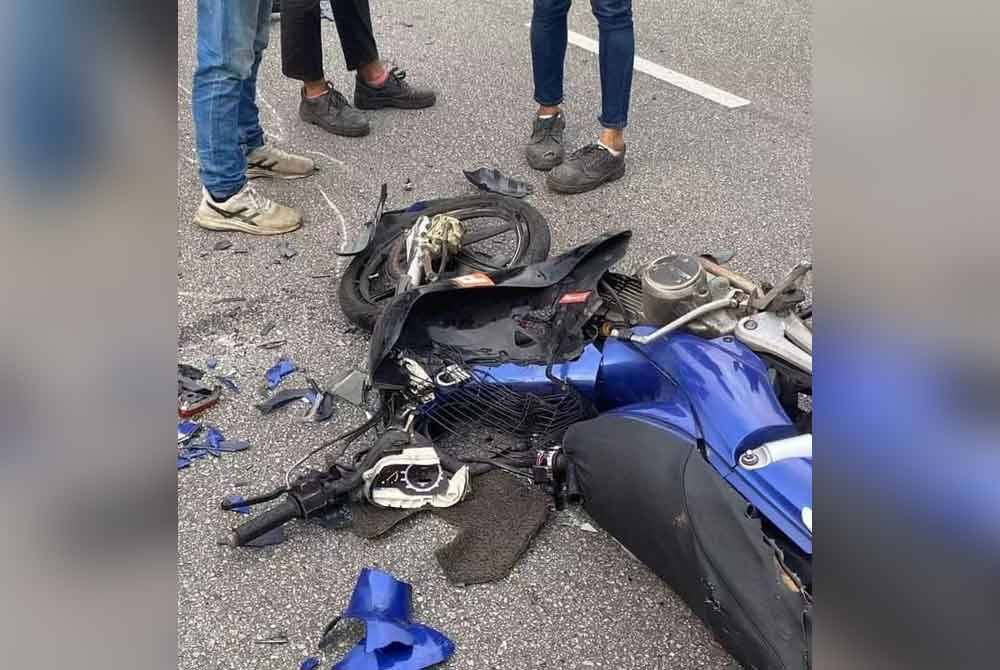 Motosikal dinaiki dua beranak yang terlibat dalam kemalangan dekat Jalan Sungai Tua, Selayang pada Rabu.