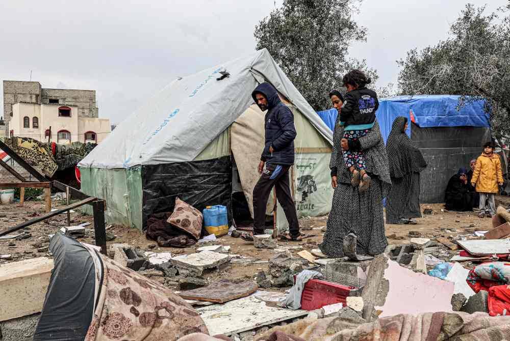 Sebahagian penduduk Gaza berlindung di kem pelarian Rafah yang turut dibedil pada awal minggu lalu. Foto AFP