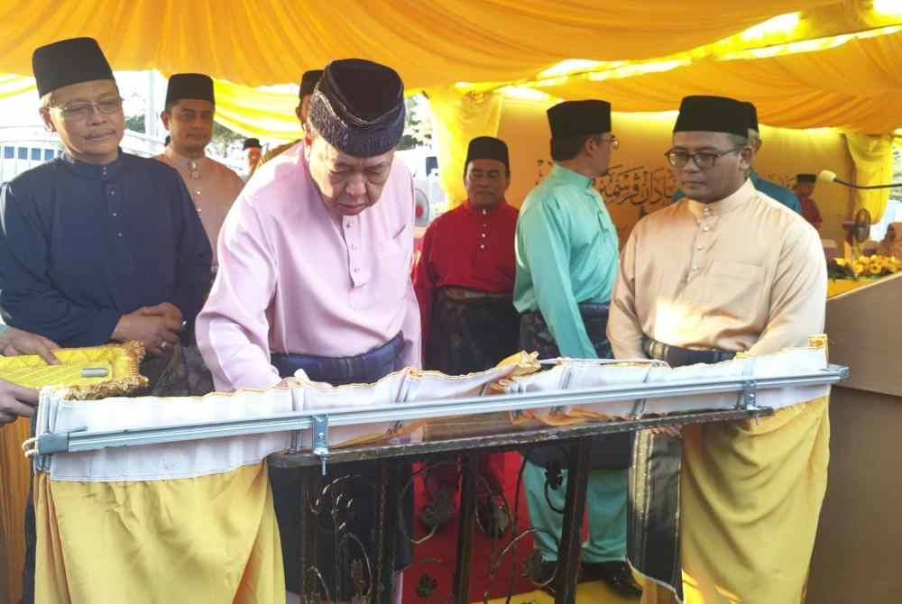 Sultan Sharafuddin berkenan menandatangani plak perasmian Masjid At-Tuqo, Kampung Sungai Sireh di sini pada Khamis.