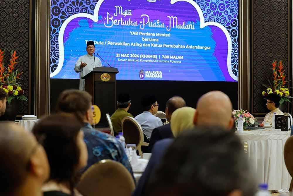 Anwar ketika berucap pada Majlis Berbuka Puasa MADANI bersama Duta, Perwakilan Asing dan Ketua Pertubuhan Antarabangsa di Kompleks Seri Perdana malam ini. - Foto: Bernama