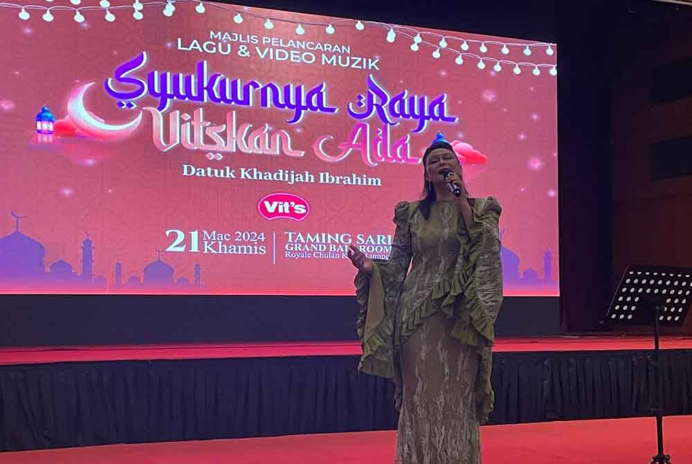 Khadijah Ibrahim ketika menyampaikan lagu &#039;Syukurnya Raya, Vit&#039;s Kan Ada&#039; pada Khamis.