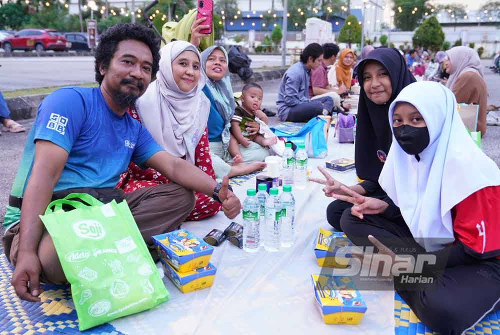 Mohd Nurzulkarnain bersama keluarga hadir setiap hari sejak tahun lepas. Foto Sinar Harian-MOHD HALIM ABDUL WAHID