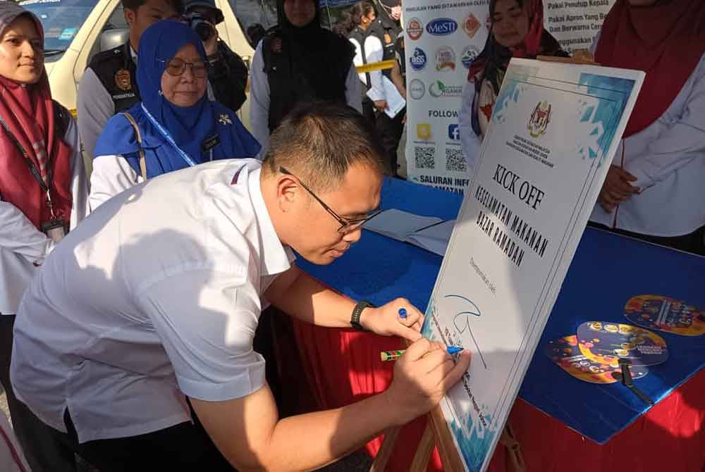 Tian Soon menurunkan tanda tangan sebagai simbolik merasmikan Program Walkabout dan Lawatan ke Premis di Bazar Ramadan Taman Universiti, Skudai Johor Bahru pada lewat petang Khamis