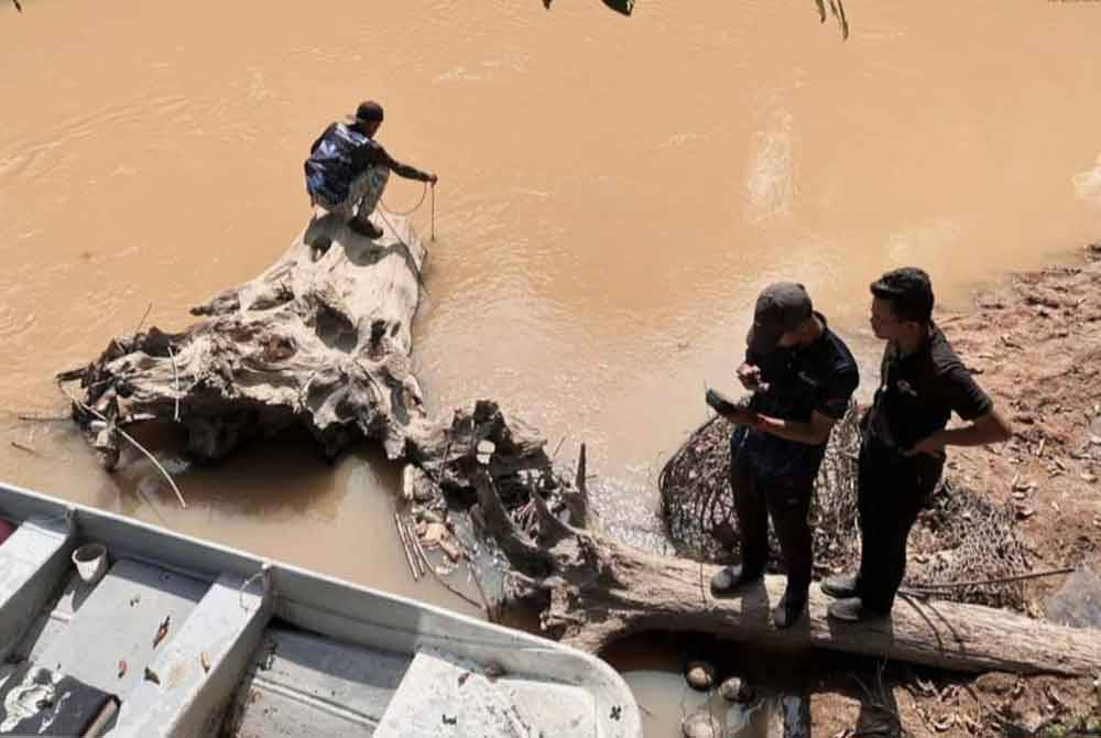 Jabatan Perikanan Perak bersama agensi terlibat menjalankan siasatan di lokasi kejadian berlakunya aktiviti menuba udang galah sebaik menerima laporan pada Khamia. Foto Jabatan Perikanan Perak