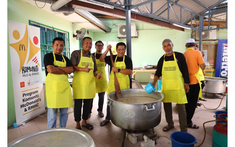 Antara sukarelawan yang menyediakan 2,000 bekas bubur lambuk untuk diedarkan kepada penduduk Kampung Pasir Baru.