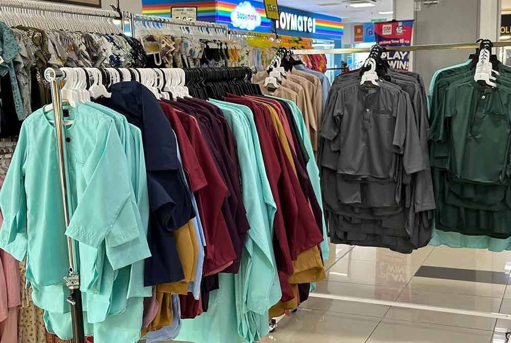 Koleksi baju Melayu yang terdapat di ‘Rioooh Raya Bazaar 2024’ dekat GM Klang.