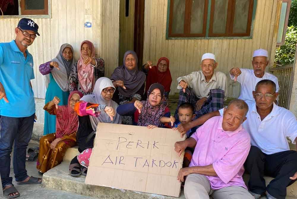 Sebahagian daripada penduduk di Kampung Kemubu, Dabong, Kuala Krai melahirkan rasa kecewa berhubung masalah air yang dihadapi mereka.