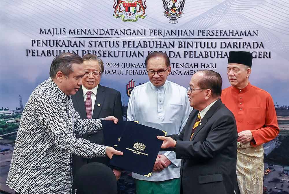 Perdana Menteri yang juga Menteri Kewangan, Datuk Seri Anwar Ibrahim bersama Premier Sarawak, Tan Sri Abang Johari Tun Openg dan Timbalan Perdana Menteri Datuk Seri Fadlilah Yusof (kanan) menyaksikan majlis pertukaran dokumen perjanjian persefahaman berkaitan penukaran status Pelabuhan Bintulu daripada Pelabuhan Persekutuan Kepada Pelabuhan Negeri Sarawak antara Menteri Pengangkutan, Anthony Loke (kiri) dengan Timbalan Premier Sarawak, Datuk Amar Douglas Uggah Embas (kanan) di Bangunan Perdana Putra, pada Jumaat. Foto Bernama