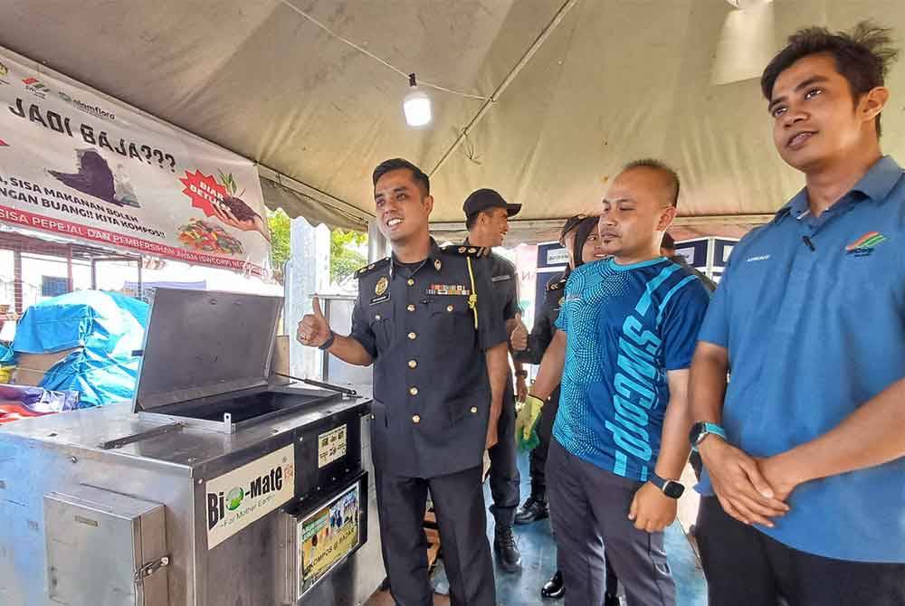 Sharudin melihat penghasilan baja daripada mesin kompos yang ditempatkan di padang MBK1 pada Jumaat.