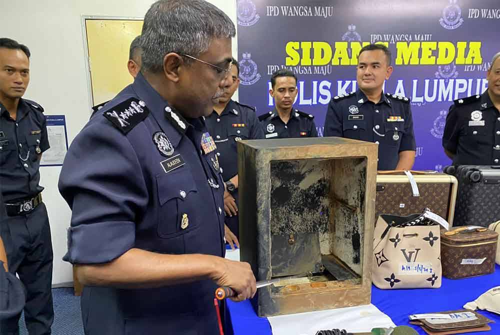 Allaudeen menunjukkan peti besi yang berjaya dijumpai dalam Sungai Sembrong, Batu Pahat di Johor 19 Mac lalu.