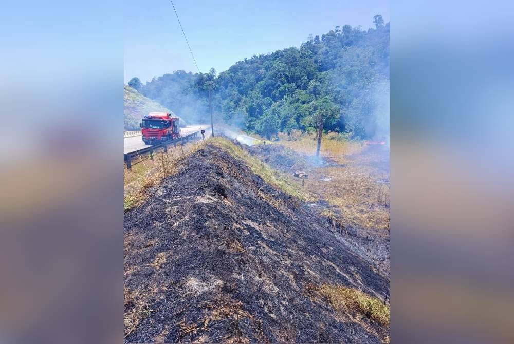 Kawasan hutan seluas empat hektar berhampiran Hentian Rehat dan Rawat Bintang Hijau dekat Sungai Rui, Gerik terbakar akibat cuaca panas pada Jumaat. Foto JBPM Perak