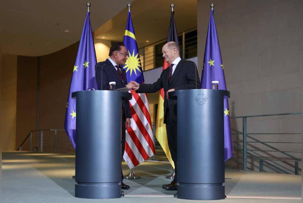 Anwar bersalam dengan Scholz (kanan) selepas sidang akhbar bersama pada Majlis Sambutan Rasmi bersempena dengan lawatan rasmi enam hari beliau di Federal Chancellery, Berlin, Jerman pada 12 Mac lalu. Foto Bernama