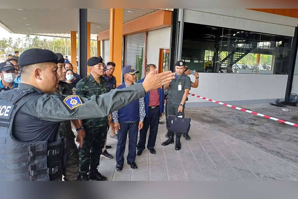 Pemangku Ketua Polis Negara Thailand, Pol Jen Kittarat Panphet (dua dari kiri) diberi taklimat oleh Pesuruhjaya Polis Wilayah 9 Pol, Mej Jen Piyawat Chalermsri mengenai serangan arson di Yala hari ini. Foto Bernama