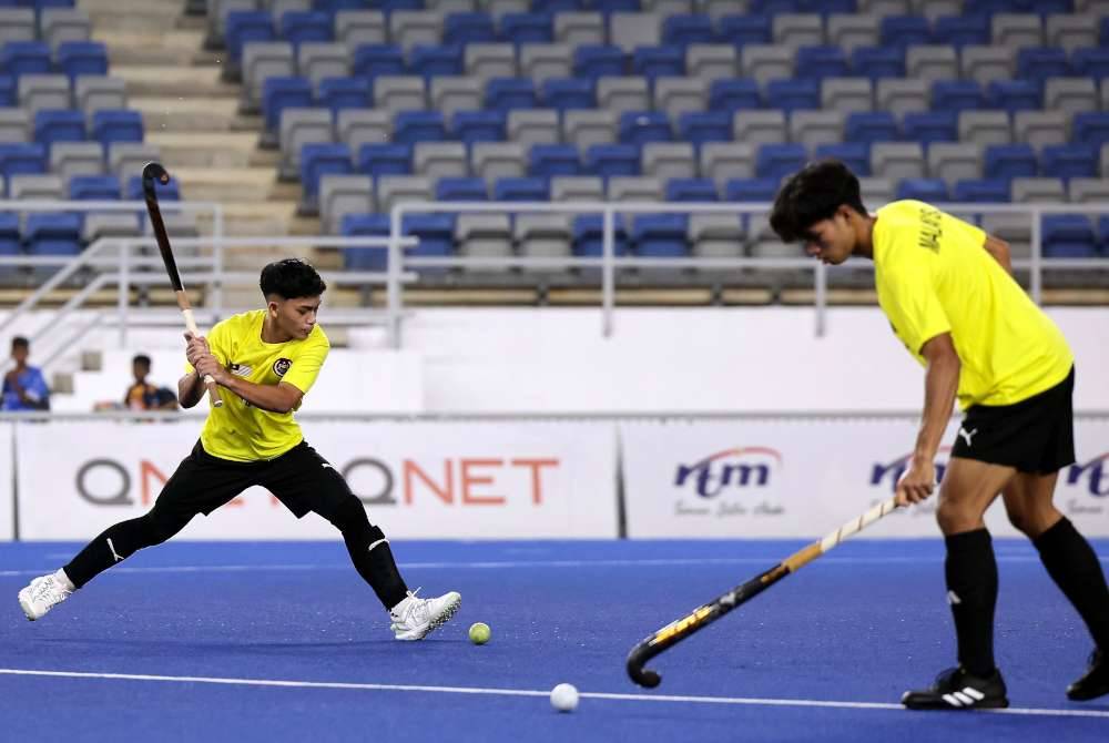 Adam Ashraf (kiri) ketika menjalani sesi latihan skuad hoki negara di Stadium Hoki Nasional, Bukit Jalil pada Rabu. Foto Bernama