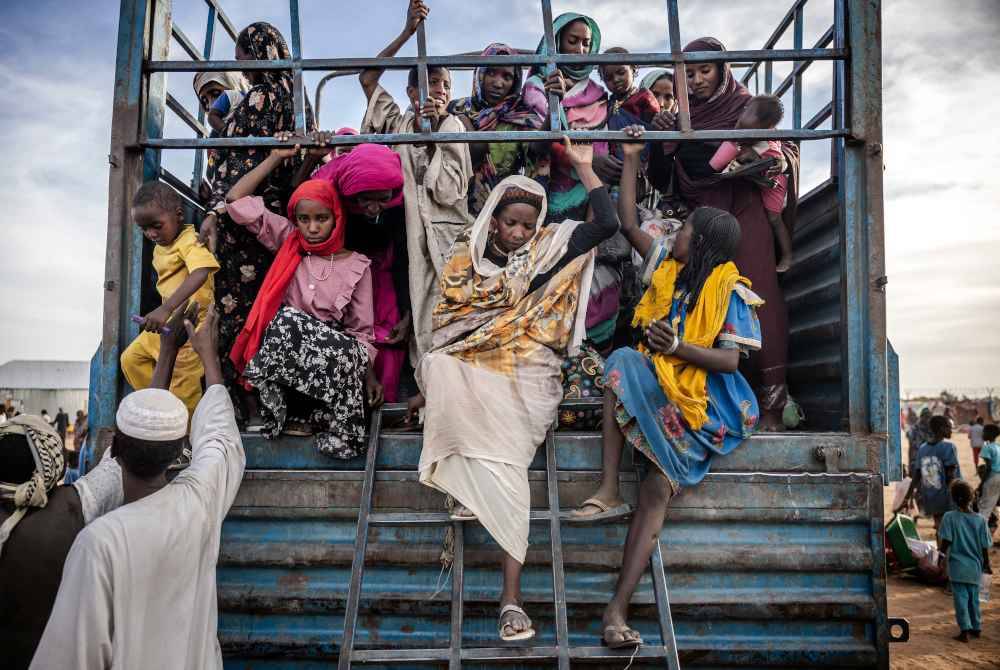 Kumpulan pelarian dari Sudan yang melarikan diri dari zon konflik tiba di pusat transit di Renk.