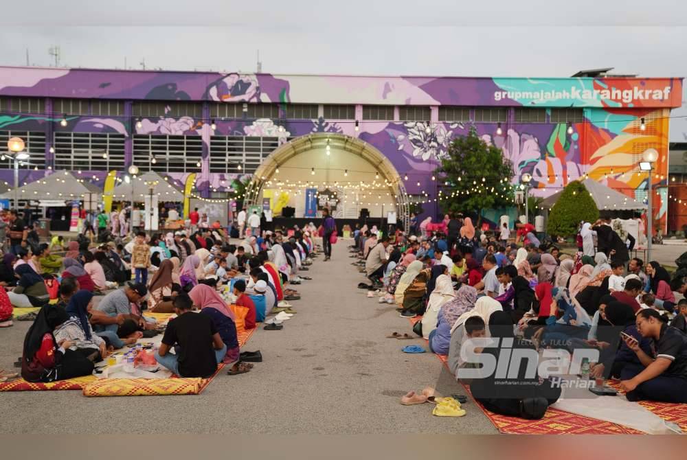 Suasana Iftar Ala Madinah@Karangkraf 2024 yang dipenuhi dengan pengunjung pada Khamis.