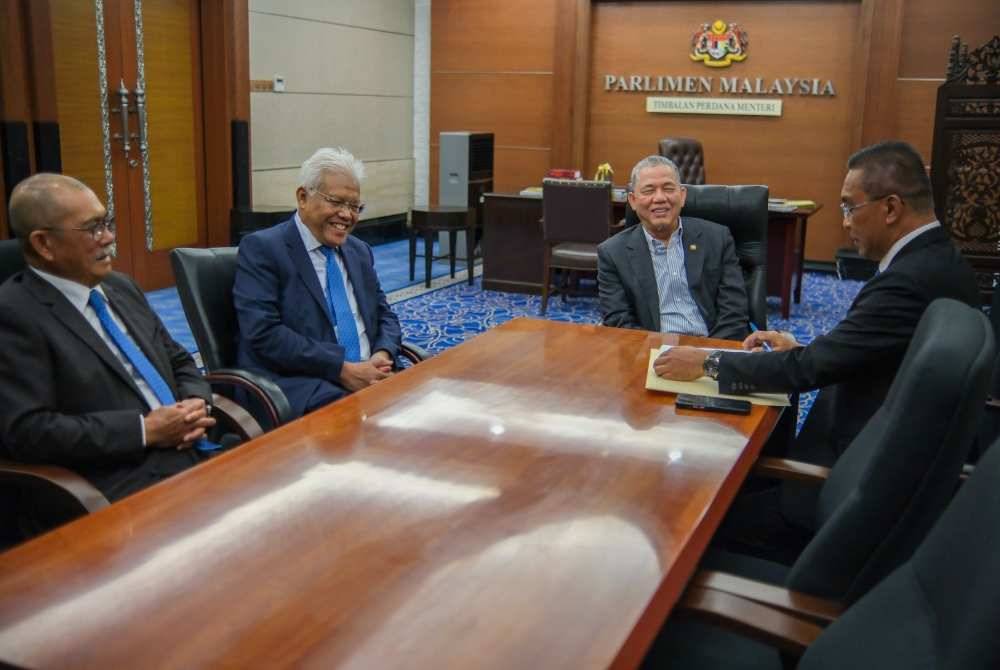 Gambar pertemuan Fadillah (dua dari kanan) bersama Hamzah (dua dari kiri), Takiyuddin (kanan) dan Ronald di pejabatnya di Parlimen baru-baru ini.