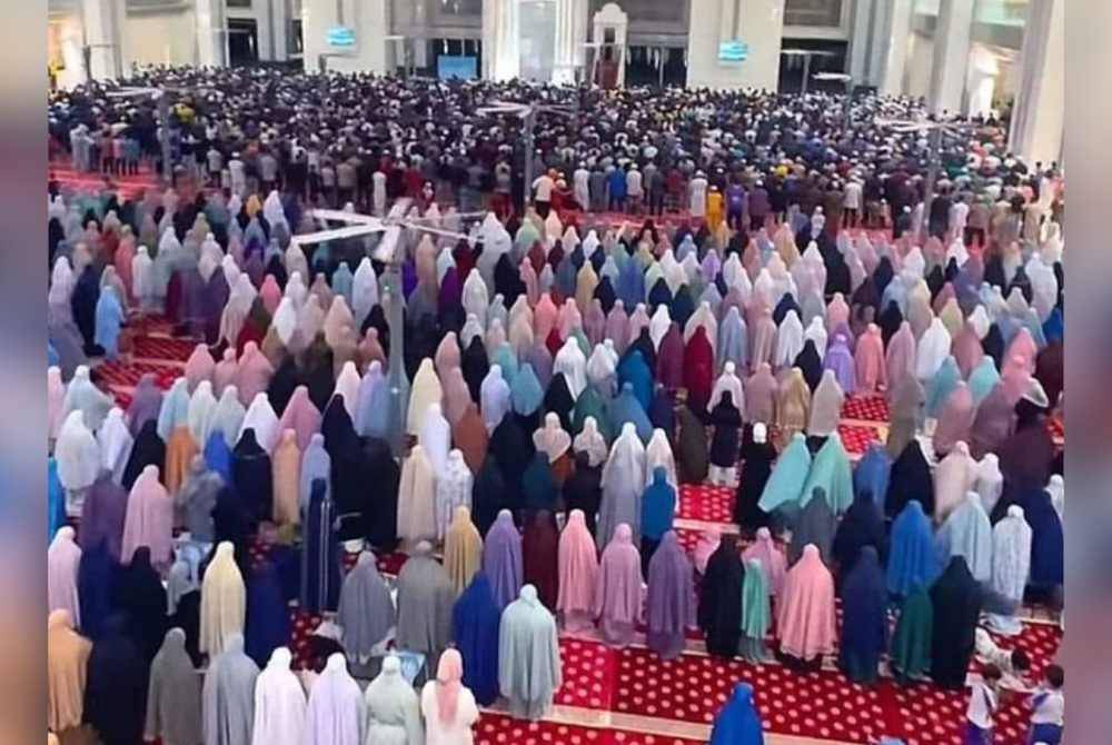 Gambar tular di laman sosial menunjukkan keadaan saf jemaah perempuan yang lompong dan banyak ruang kosong antara satu sama lain di sebuah masjid di ibu kota.