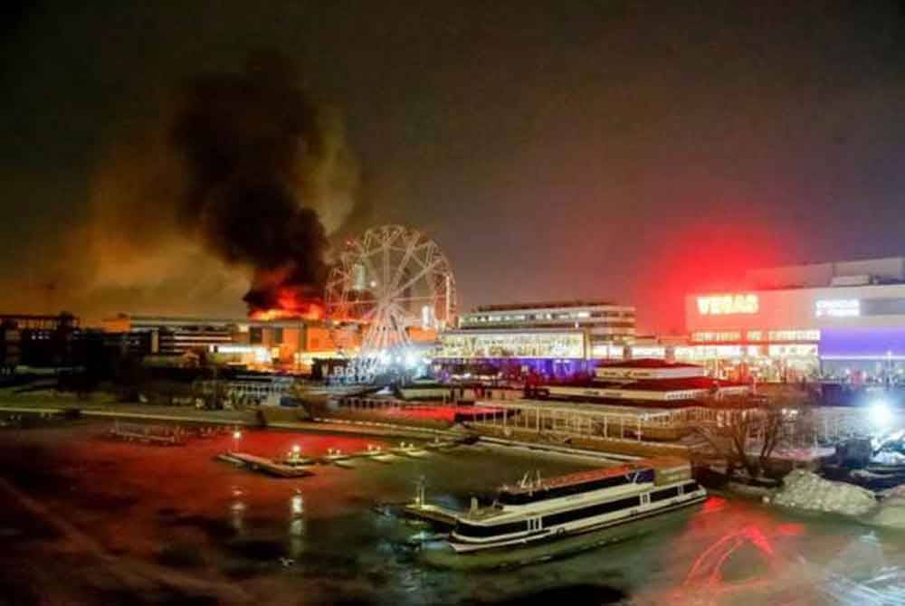 Kebakaran besar dilihat di Dewan Bandaraya Crocus di pinggir Moscow, Rusia. Foto AP