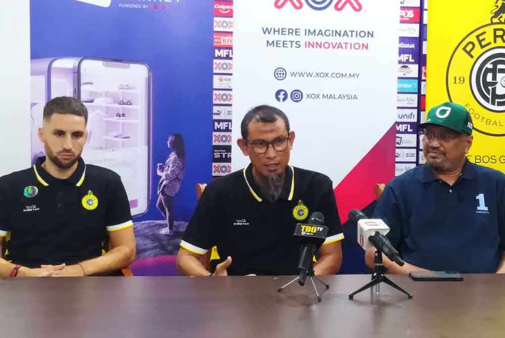 Yusri (tengah) ketika sidang akhbar menjelang perlawanan Perak FC dan Geylang International FC di Stadium Perak malam tadi.