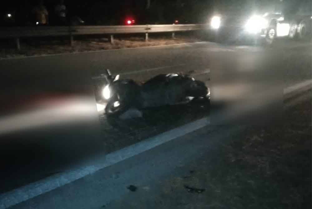  Seorang lelaki maut dipercayai digilis sebuah treler di kilometer 16.5 Lebuhraya Utara Selatan arah Selatan pada malam Jumaat. Foto pembaca