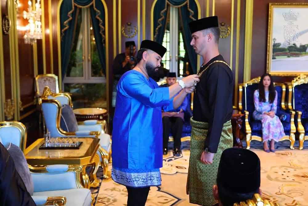 Mendahului senarai penerima darjah ialah Datuk Dennis Muhammad Abdullah, suami kepada Tunku Tun Aminah Sultan Ibrahim, yang dikurniakan Darjah Mahkota Johor Yang Amat Mulia Pangkat Pertama Dato’ Sri Paduka Mahkota Johor (SPMJ), yang membawa gelaran Dato’.