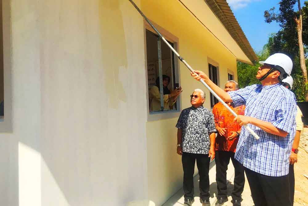 Husam (kanan) semasa lawatan ke tapak pembinaan RMR Kampung Tukor, di Kota Bharu pada Sabtu.