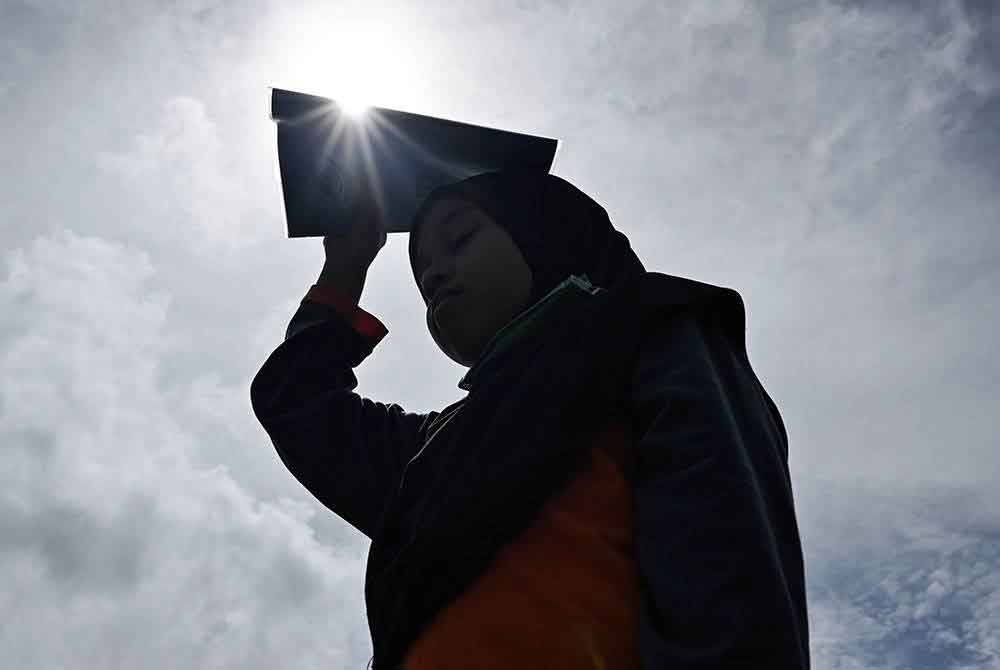 Murid sekolah antara golongan yang berisiko tinggi untuk mendapat kesan masalah kesihatan akibat pendedahan kepada cuaca panas. Foto hiasan