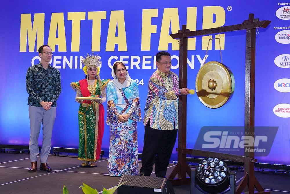 Tuanku Syed Faizuddin (kanan) berkenan menyempurnakan gimik pembukaan MATTA Fair 2024 di MITEC pada Sabtu. Foto Sinar Harian-MOHD HALIM ABDUL WAHID