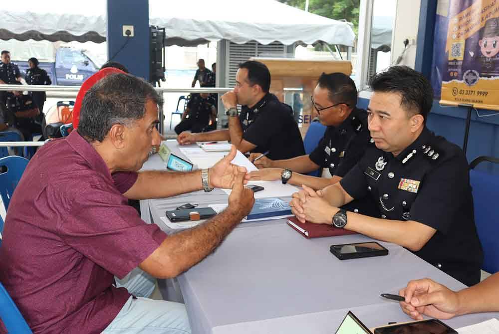 Orang ramai tidak melepaskan peluang bertemu Ketua Polis Daerah pada Hari Bertemu Pelanggan pada Sabtu.