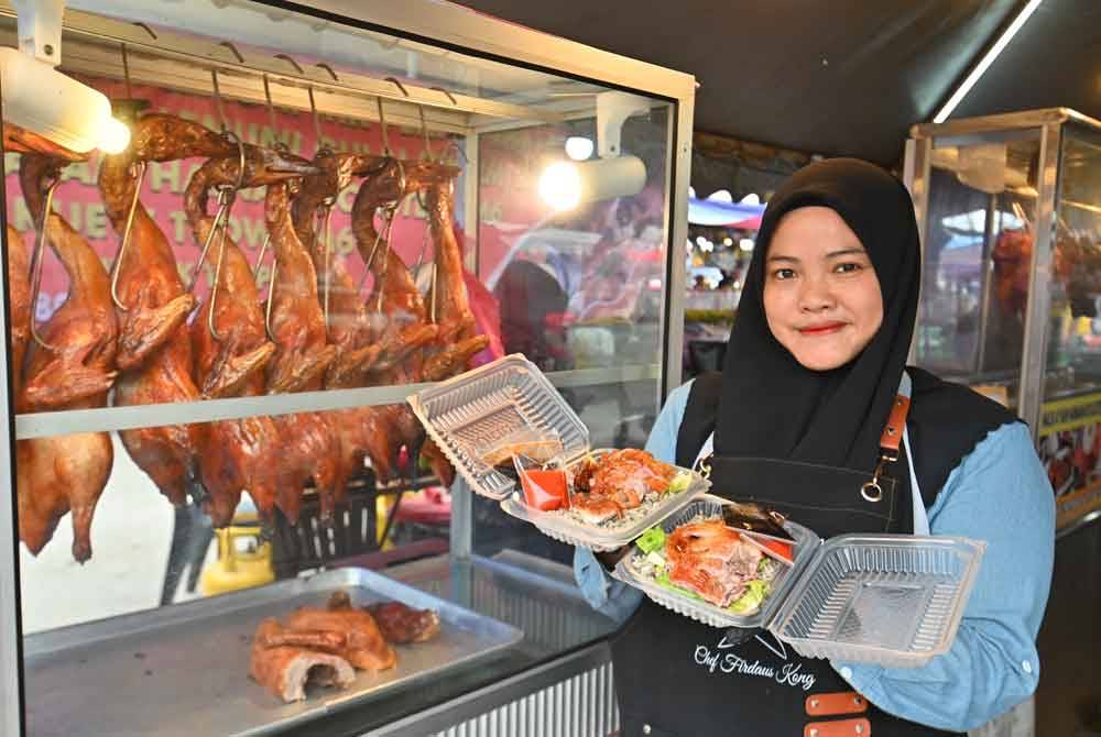 Nasi daun lemuni bersama itik panggang yang dijual Nurkhaalishah di bazar Ramadan Shahbandar.