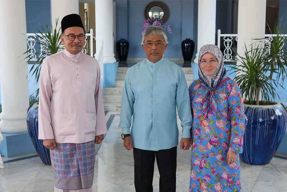 Sultan Pahang Al-Sultan Abdullah Ri&#039;ayatuddin Al-Mustafa Billah Shah dan Tengku Ampuan Pahang Tunku Azizah Aminah Maimunah Iskandariah berkenan bergambar kenangan bersama Perdana Menteri Datuk Seri Anwar Ibrahim di Istana Abdulaziz, di sini sempena lawatan beliau ke negeri ini. Foto Bernama