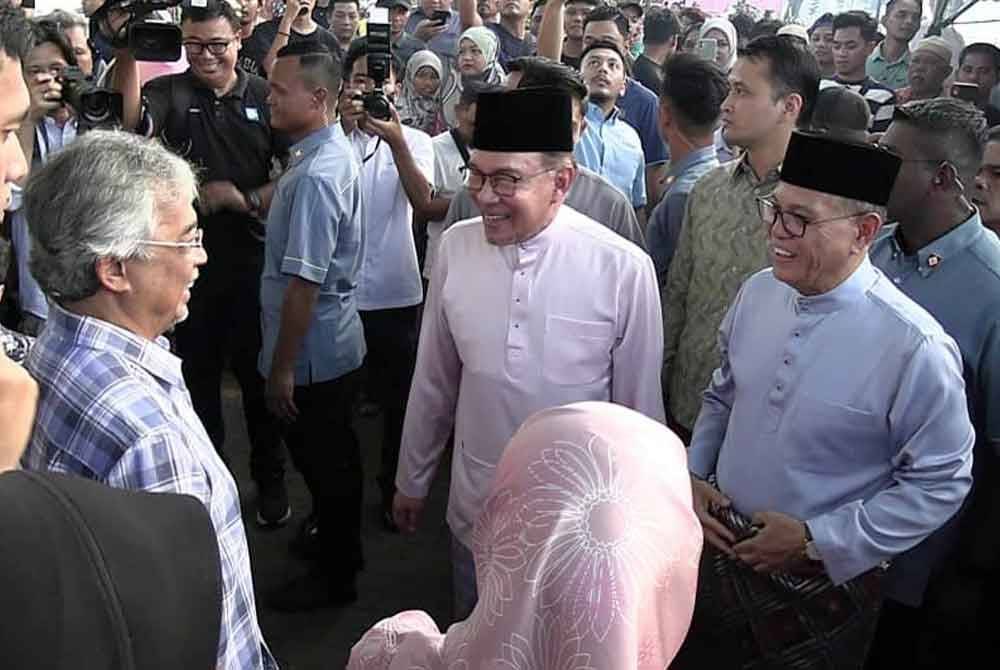 Al-Sultan Abdullah &#039;bertembung&#039; Anwar di Bazar Ramadan Mahkota Square di Kuantan pada Sabtu.