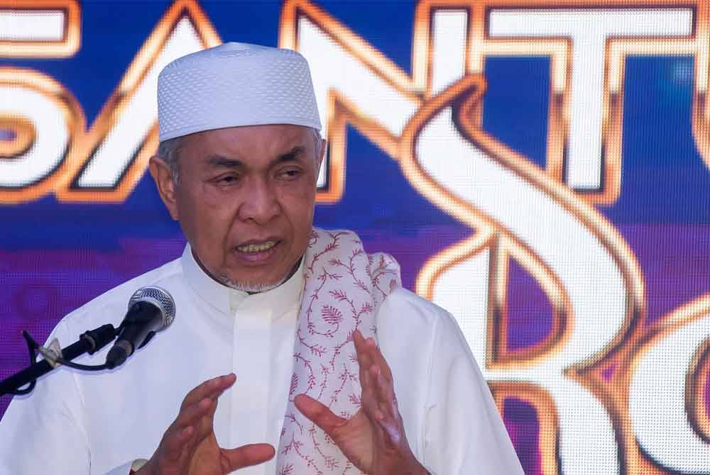 Timbalan Perdana Menteri Datuk Seri Dr Ahmad Zahid Hamidi menyampaikan ucapan pada Majlis Santunan Kasih Ramadan Kementerian Kemajuan Desa Dan Wilayah (KKDW) 2024 di Masjid Al-Sultan Abdullah Kampung Sungai Bedaun pada Sabtu. Foto Bernama