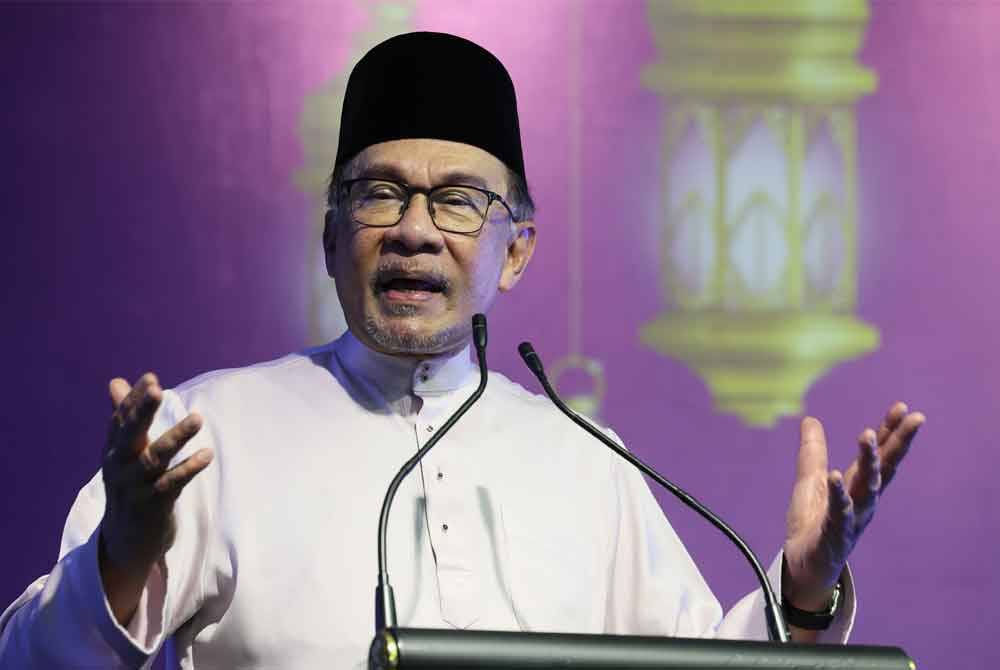 Perdana Menteri Datuk Seri Anwar Ibrahim berucap pada Majlis Berbuka Puasa MADANI di pekarangan Masjid Tengku Ampuan Afzan disini pada Sabtu. Foto Bernama