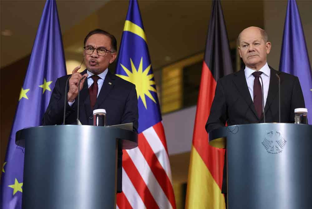 Anwar bersama Scholz ketika sidang akhbar bersama pada Majlis Sambutan Rasmi bersempena dengan lawatan rasmi enam hari beliau di Federal Chancellery, Jerman baru-baru ini.