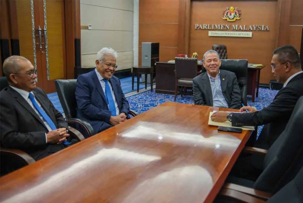 Gambar pertemuan Fadillah (dua dari kanan) bersama Hamzah (dua dari kiri), Takiyuddin (kanan) dan Ronald di pejabatnya di Parlimen baru-baru ini.