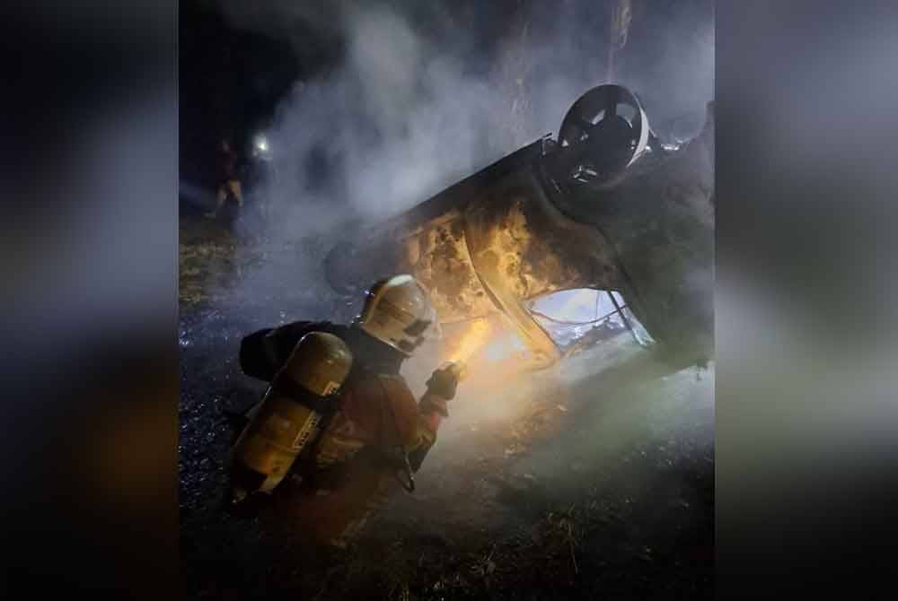 Anggota bomba dan penyelamat sedang mengawal kebakaran di Kilometer 23.5 Jalan Changkat Jong-Bidor, dekat Kampung Ayer Hitam, di sini, pada Sabtu.