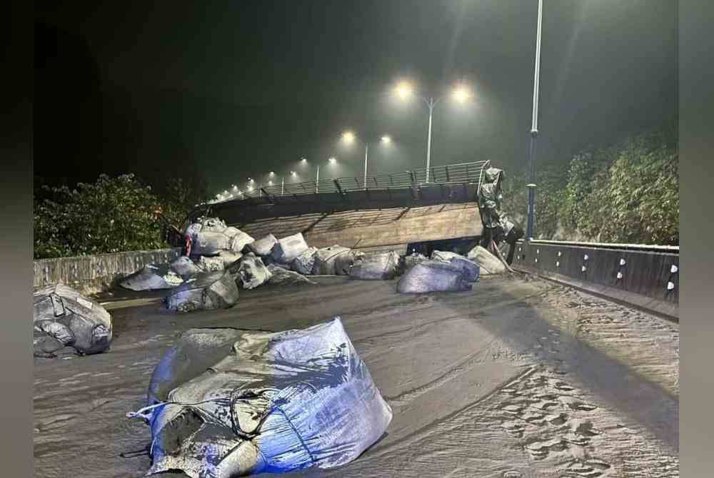 Setakat jam 7.35 pagi, semua laluan arah utara masih terhalang dan trafik perlahan sejauh 2 kilometer. Foto media sosial