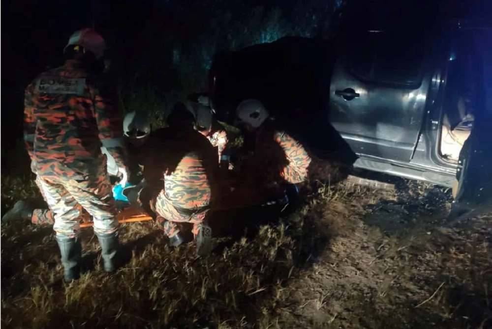 Dua beranak maut dalam kemalangan melibatkan MPV dan pacuan empat roda di Jalan Apin-Apin, Keningau, tengah malam tadi. Foto bomba