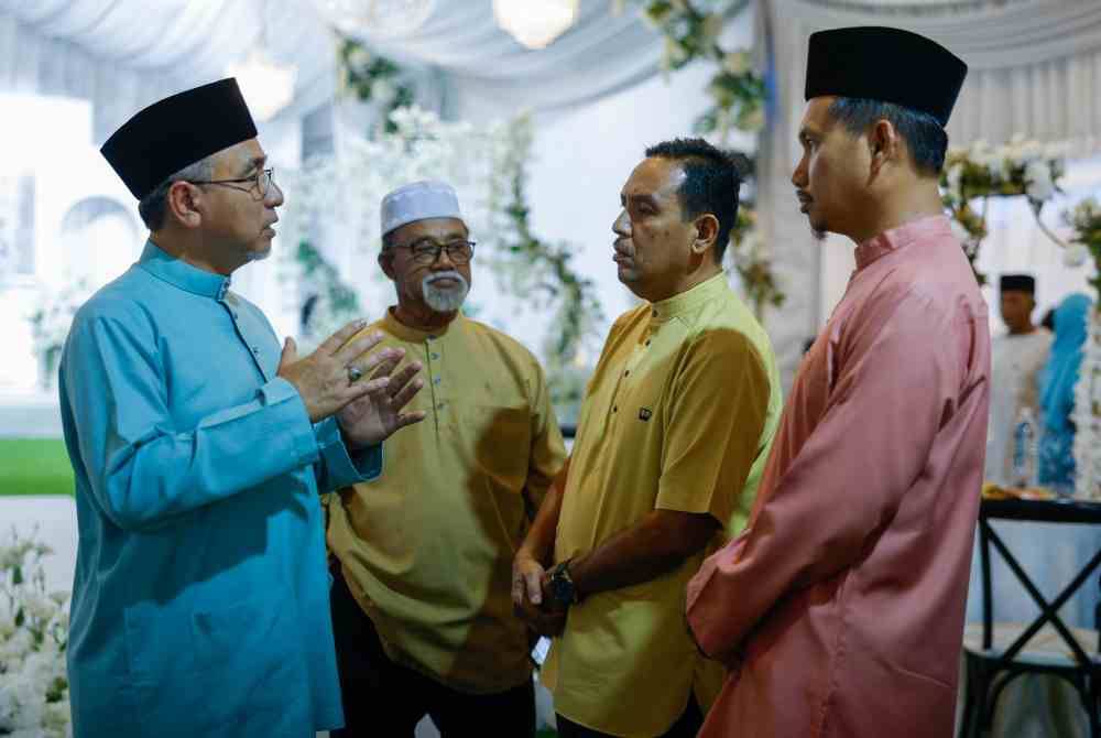 Adly (kiri) meluangkan masa beramah mesra bersama tetamu yang hadir pada majlis berbuka puasa bersamanya pada Sabtu. Foto Bernama