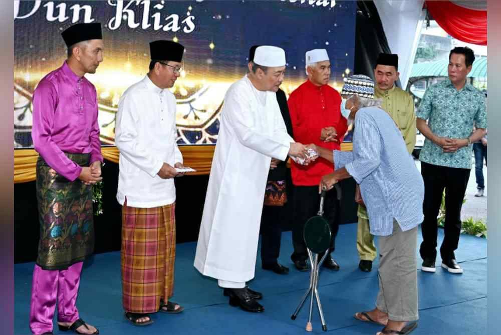 Hajiji (tiga dari kiri) menyampaikan sumbangan kepada golongan asnaf sempena Majlis Berbuka Puasa Bersama Ketua Menteri anjuran Gagasan Rakyat Klias di Masjid Daerah Beaufort.